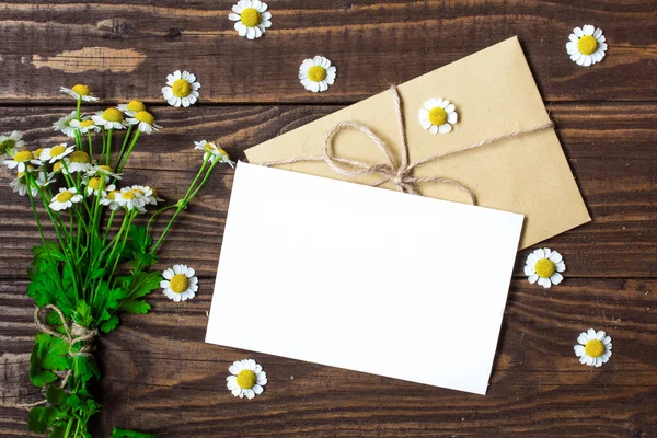 空白のグリーティング カードと封筒白いカモミールの花 — ストック写真