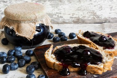 Böğürtlenli reçel ve taze çilek ile sandviç