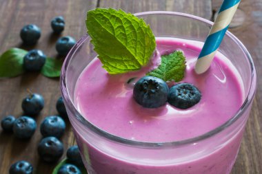 yaban mersini ve taze nane ile ev yapımı yaz meyve güler yüzlü. Clos