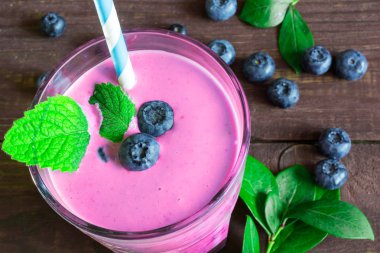 meyve güler yüzlü yoğurt pipet, yaban mersini ve taze min