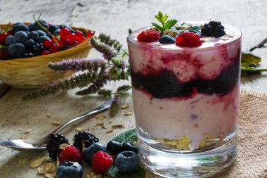 diyet tatlı berry yoğurt ve yulaf ezmesi ile