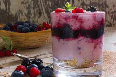 diyet tatlı yoğurt, yulaf gevreği, taze meyveler, reçel ve kaşık