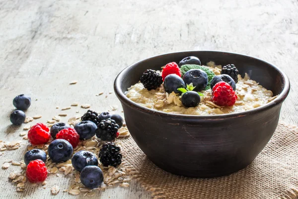 Oatmeal porridge in a bowl — Stock Photo, Image