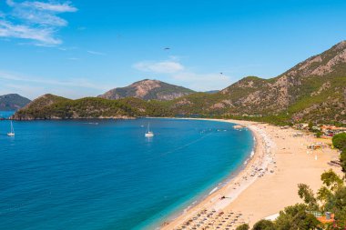 Türkiye 'de Oludeniz plajı ve Mavi Göl' ün panoramik manzarası. Yaz tatilinde gidilecek yer. En iyi hindi kumsalı