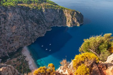 Güneşli bir sabahta Oludeniz veya Fethiye, Mugla, Türkiye 'de yatlarla Kelebek Vadisi' nin hava manzarası