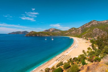 Oludeniz 'de yatları, Türkiye' de Mavi Göl 'ü olan güzel kumlu plajlar. Yaz tatilinde gidilecek yer. En iyi hindi kumsalı
