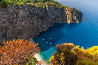 Kelebek Vadisi 'nin kumlu sahili, gök mavisi suyu ve yatları ile hava manzaralı Oludeniz veya Fethiye, Mugla, Türkiye' de güneşli bir sabah