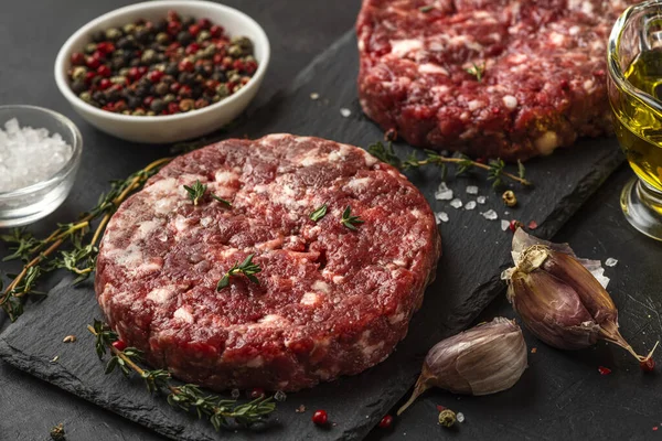 Verse Rauwe Gehakt Vlees Hamburgers Pasteitjes Zwarte Leisteen Bord Met — Stockfoto