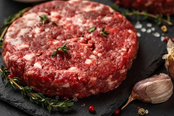 Rauwe Rundvlees Hamburger Patty Cutlet Met Kruiden Specerijen Voor Het — Stockfoto