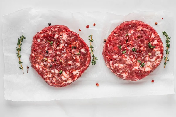 Vers Rauw Gehakt Vlees Hamburgers Pasteitjes Witte Achtergrond Met Specerijen — Stockfoto