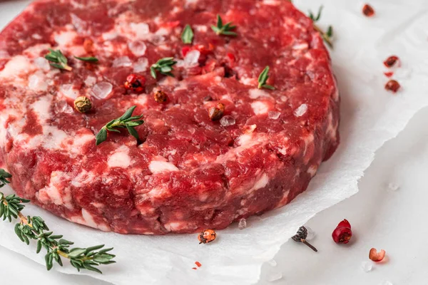 Rauwe Rundvlees Hamburger Patty Cutlet Met Kruiden Specerijen Voor Het — Stockfoto