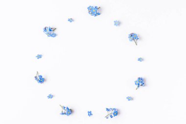 Bahardan yapılmış çerçeve, beyaz arka planda izole edilmiş çiçekler değil, beni unutun. Çiçek kompozisyonu. Düz yatıyordu. Üst Manzara. Düğün ya da tatil geçmişi