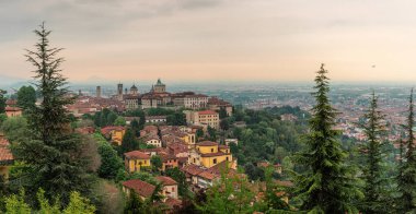 Ortaçağ şehri Bergamo, Lombardy, İtalya 'nın eski kenti Citta Alta' nın panoramik manzarası. Seyahat güzergahı. İtalyan simgeleri