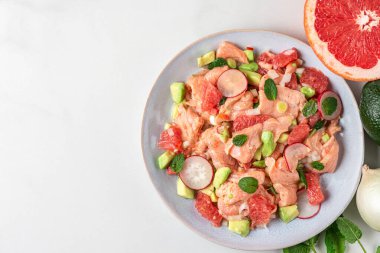 Taze ev yapımı Şili somon ceviche greyfurt, avokado, turp, soğan ve naneli. Sağlıklı diyet yemekleri. Kopyalama alanı olan üst görünüm