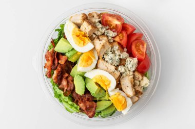 Paketlenmiş sağlıklı hindiba salatası ya da beyaz arka planda yiyecek teslimatı. Üst Manzara. keto diyeti