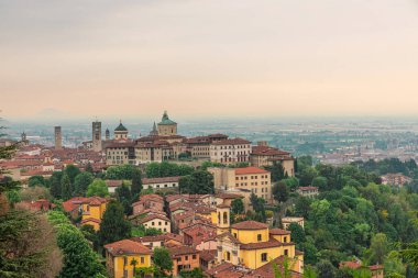 Gündoğumunda İtalya 'nın Bergamo, Lombardiya şehrinin hava manzarası. Seyahat güzergahı. İtalyan simgeleri