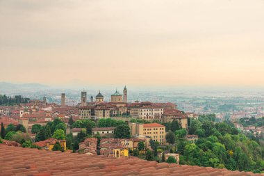 Ortaçağ 'ın Bergamo, Lombardy, İtalya' sının en güzel manzarası. Güneşin doğuşunda çatı kiremitleri olacak. Seyahat güzergahı. İtalyan simgeleri