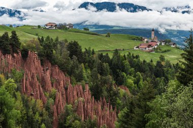 Renon, Ritten 'deki doğal park. Dünya piramitleri ve ortaçağ kilisesi, Güney Tyrol, Alto Adige, İtalya. Seyahat hedefi