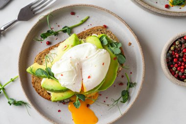 Haşlanmış yumurtalı sandviç, avokado, lahana ve peynir beyaz arka planda sağlıklı kahvaltı için. Üst Manzara. Sağlıklı diyet yemekleri