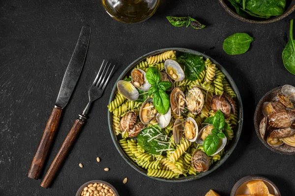Pasta Seafood Dengan Kerang Vongole Bayam Keju Parmesan Kacang Pinus — Stok Foto