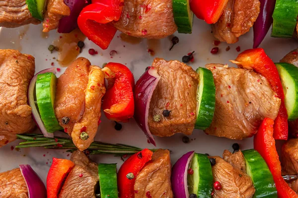Syrový Shish Kebab Nebo Shashlik Marinované Grilované Maso Špejlích Zeleninou — Stock fotografie