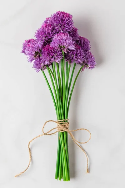 Ramo Flores Silvestres Alium Púrpura Sobre Fondo Blanco Vista Superior — Foto de Stock