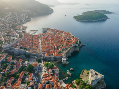 Hırvatistan 'ın Dubrovnik kentinin çatıları ve insansız hava aracından yapılmış Adriyatik Denizi manzarası. Yaz tatili