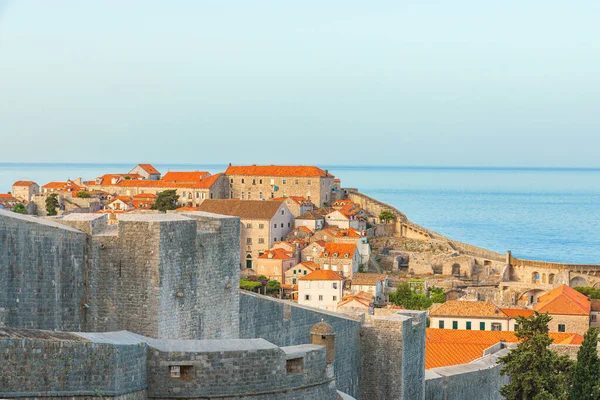 Casco Antiguo Dubrovnik Con Murallas Tejados Anaranjados Mar Adriático Croacia —  Fotos de Stock