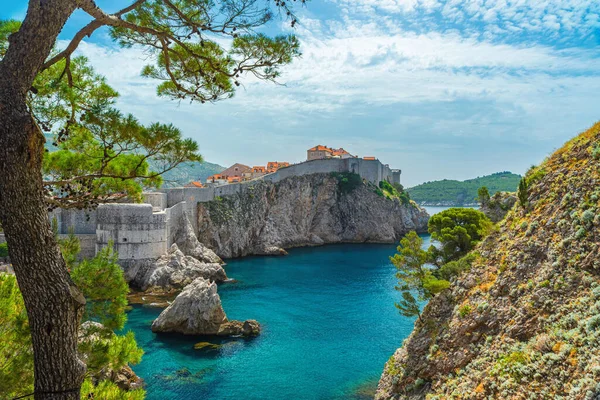 Pohled Dubrovník Staré Město Městskými Hradbami Pevností Bokar Modré Vody — Stock fotografie