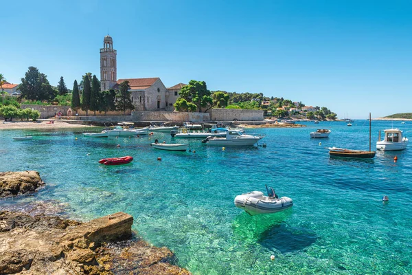 Agua Turquesa Bahía Del Mar Adriático Isla Hvar Con Monasterio —  Fotos de Stock