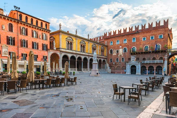 Verona eski kasaba meydanı Piazza dei Signori Dante heykeli ve sokak kafesi kimsesiz. Veneto, İtalya. Turizm beldesi