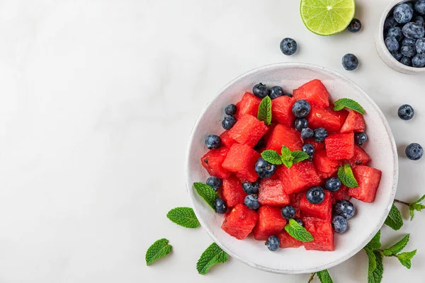 Wassermelone Und Blaubeersalat Mit Minze Und Limettensaft Einem Teller Auf — Stockfoto