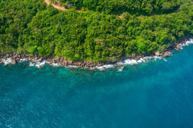 Vietnam 'daki Phu Quoc Adası' ndaki yemyeşil orman boyunca kayalık kıyı şeridi ve turkuaz deniz manzarası. Asya 'da ekoloji, koruma, macera ve doğal manzaralar.