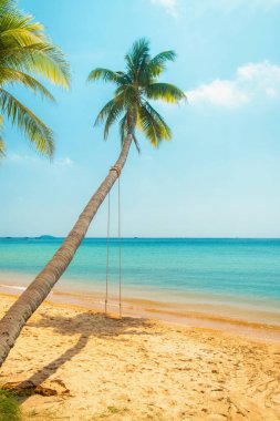 Hindistan cevizi palmiye ağaçları ve Phu Quoc Adası, Vietnam 'da turkuaz deniz manzaralı tropik kumlu sahil. Tatil, özgürlük, sağlık, cennet hayatı ve Asya 'ya seyahat. Dikey