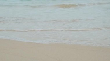 Tayland 'ın Phuket adasında, sığ tropik deniz suyunda, ıslak kumlu sahilde yalınayak yürüyen bir adam. Özgürlük plajında yalnız erkek turist. Refah, rahatlama ve doğayla yeniden bağlantı kurma..