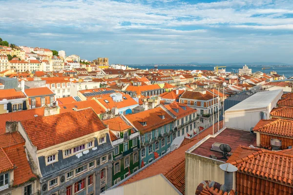 Lizbon şehir çatılarının panoramik manzarası renkli binalar ve Tagus Nehri, Lisboa, Portekiz. Portekiz mimarisinin Alfama bölgesindeki eski şehir silueti. Avrupa 'da seyahat ve turizm.