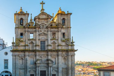 Portekiz 'in Porto şehrinde ikiz çan kuleleri ve karmaşık taş detayları olan Barok Saint Lawrence Kilisesi cephesi. Eski Oporto kasabasındaki Igreja dos Grilos katedrali. Avrupa 'da seyahat ve turizm