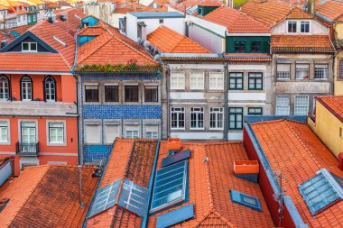 Porto, Portekiz 'deki eski binaların renkli cepheleri ve geleneksel kırmızı kiremitli çatıları. Eski Oporto kasabasındaki ortaçağ evleri. Avrupa 'da seyahat ve turizm. Portekiz mimarisi.