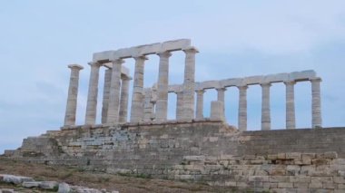 Yunanistan Burnu 'ndaki Poseidon tapınağının kalıntıları. Gün batımında. Antik Yunan mimarisi. Attica, Sounion, Yunanistan 'da turizm ve seyahat merkezi.
