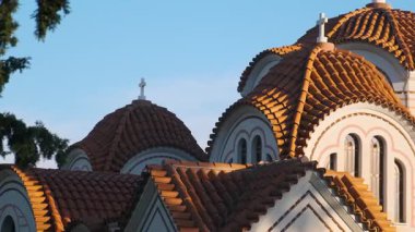 Yunanistan 'ın Atina kentindeki Akropolis tepesi ve Parthenon manzaralı ünlü Atina Gözlemevi yakınlarındaki Nymphis Tepesi' ndeki Agia Marina Ortodoks Kilisesi 'nin kırmızı kiremitli kubbeleri. Ünlü turistik yer. Seyahat