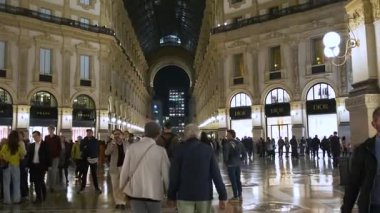 Milan, İtalya - 30 Ekim 2024: Galleria Vittorio Emanuele II 'nin iç mimarisi. Büyük cam kubbesi olan en eski İtalyan alışveriş merkezi neoklasik mimarisi.