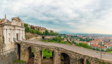 Bergamo 'nun panoramik manzarası Venedik duvarları, Porta San Giacomo ve şehir manzarası, Lombardy, İtalya. Citta alta ortaçağ silueti mermer kapılar ve köprüyle. İtalyan mimarisi. Seyahat
