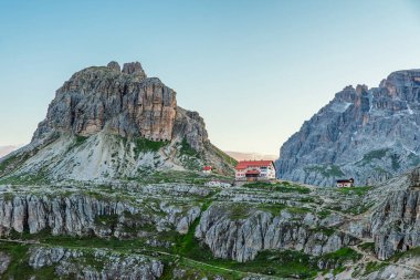 Dolomites dağlarındaki Tre Cime di Lavaredo yakınlarındaki dağ kulübeleri, Cortina dAmpezzo, Belluno, İtalya. İtalyan Dolomiti Alpleri 'nde Rifugio, Trentino, Alto Adige. Seyahat ve turistik yerler