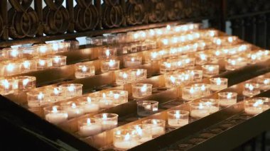 Milan Katedrali 'nin içinde yanan adak mumları huzurlu ve ruhani bir atmosfer yaratıyor. Din, Hristiyanlık, ibadet, dua ve ruhani ritüeller.