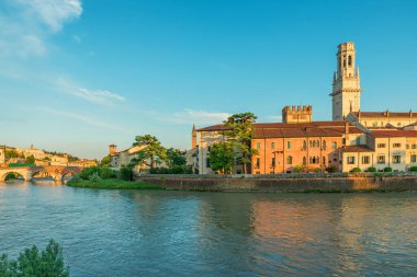Adige Nehri 'nin olduğu Verona' nın panoramik manzarası, tarihi binalar ve gündoğumunda katedral çan kulesi, Veneto, İtalya. Duomo di Verona Ponte Pietra Köprüsü 'nün nehir kıyısında ve taş kemerlerinde