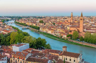 Adige Nehri 'nin olduğu Verona' nın panoramik hava manzarası, günbatımında tarihi çatılar ve kilise kuleleri, Veneto, İtalya. İtalyan mimarisi ve şehir manzarası. Avrupa 'da seyahat ve turistik durak.