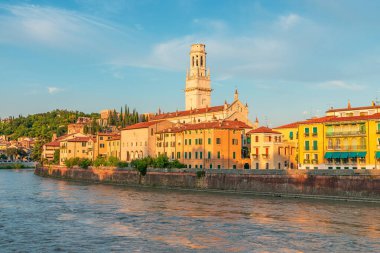 Adige Nehri 'nin olduğu Verona' nın panoramik manzarası, tarihi binalar ve gündoğumunda katedral çan kulesi, Veneto, İtalya. Duomo di Verona nehir kıyısında. İtalyan mimarisi. Gidilecek yer