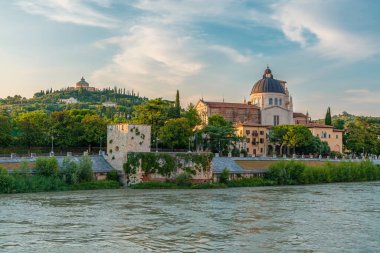 Verona 'da tarihi San Giorgio kilisesi, yemyeşil yeşillik, Adige Nehri ve tepedeki Santuario della Madonna di Lourdes gündoğumunda, Veneto, İtalya. İtalyan mimarisi. Gidilecek yer