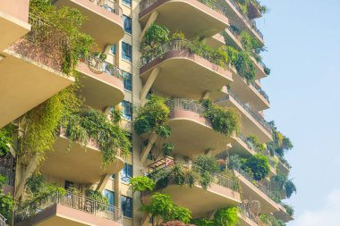 Çin 'in Chengdu şehrinde balkonlarda yemyeşil bitkiler yetişen bir yerleşim yeri. Kapatın. Dikey bahçe, yeşil mimari, çevre dostu şehir tasarımı ve gelecekteki kentsel sürdürülebilirlik.