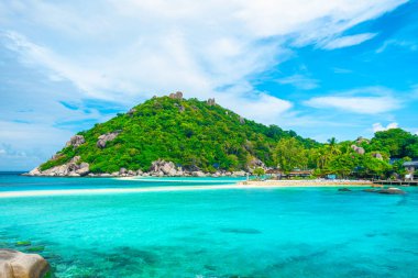 Tropikal Nang Yuan adası, turkuaz suyu, yeşil tepeleri, beyaz kumlu plajı ve mavi gökyüzü altında tropikal önü, Tayland. Koh Samui yakınlarında yaz tatili için seyahat yeri.